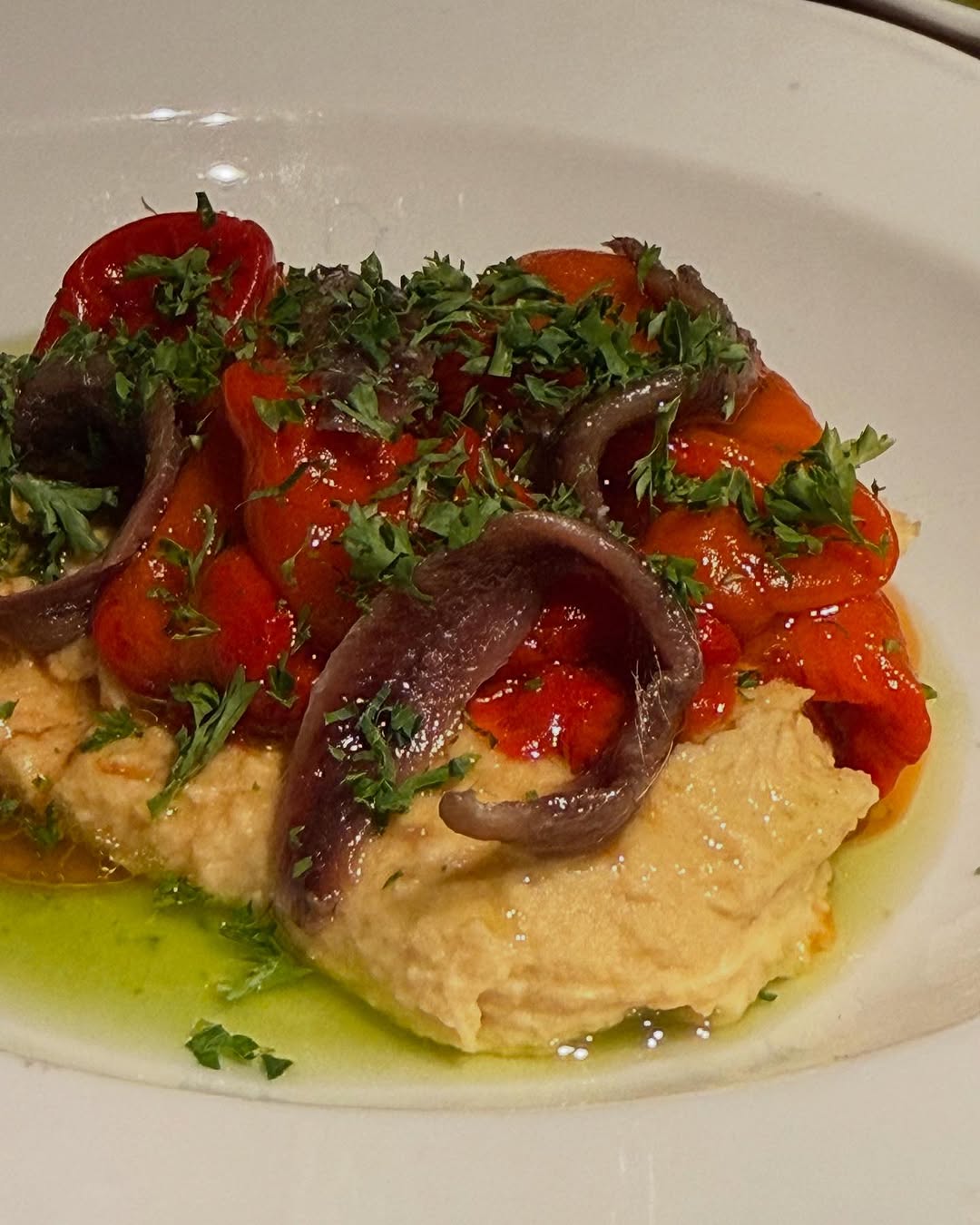 Hummus med rostade inlagda paprikor och sardeller