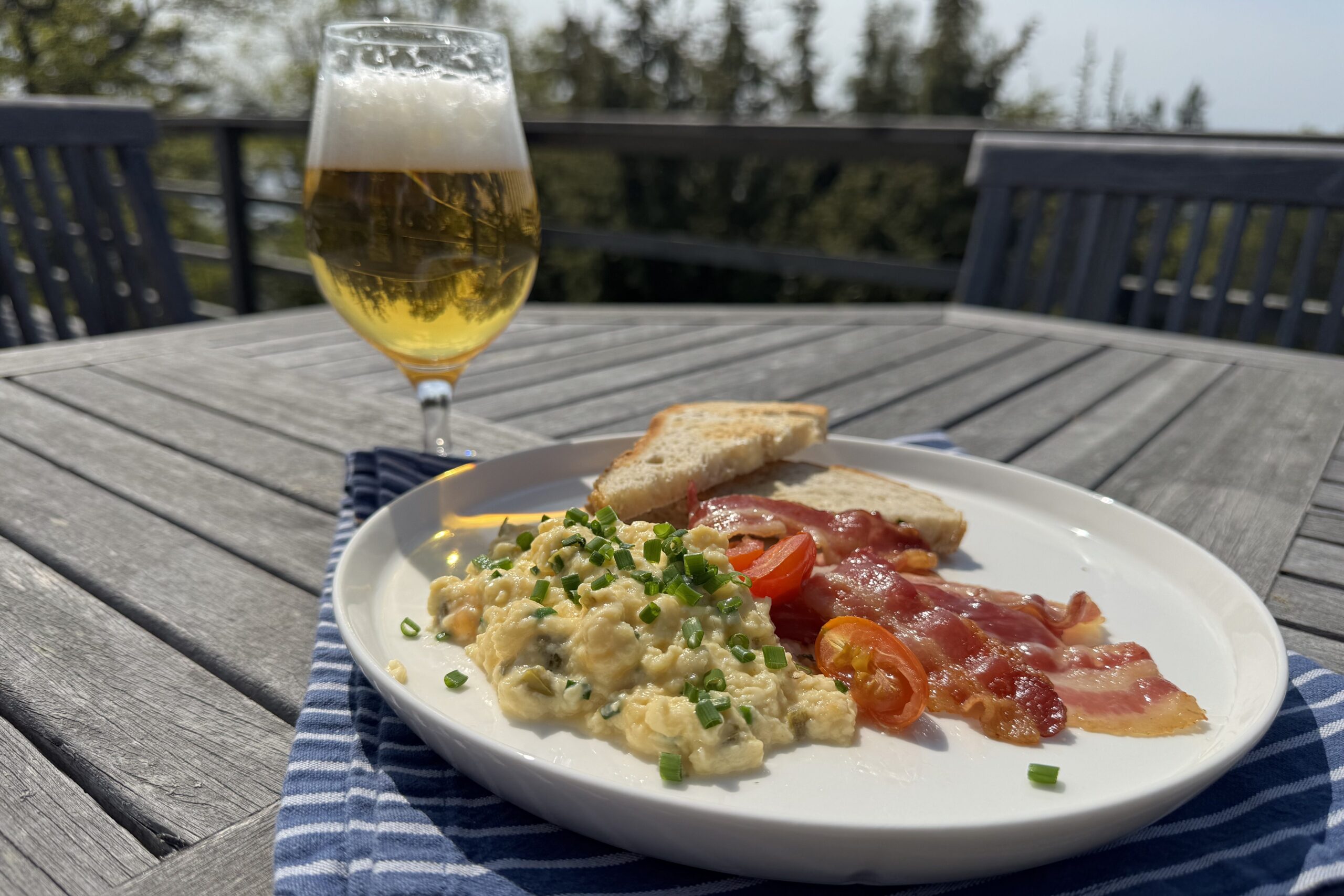 Inges scrambled eggs med jalapeños, cheddar & gräslök Inges scrambled eggs med jalapeños, cheddar & gräslök