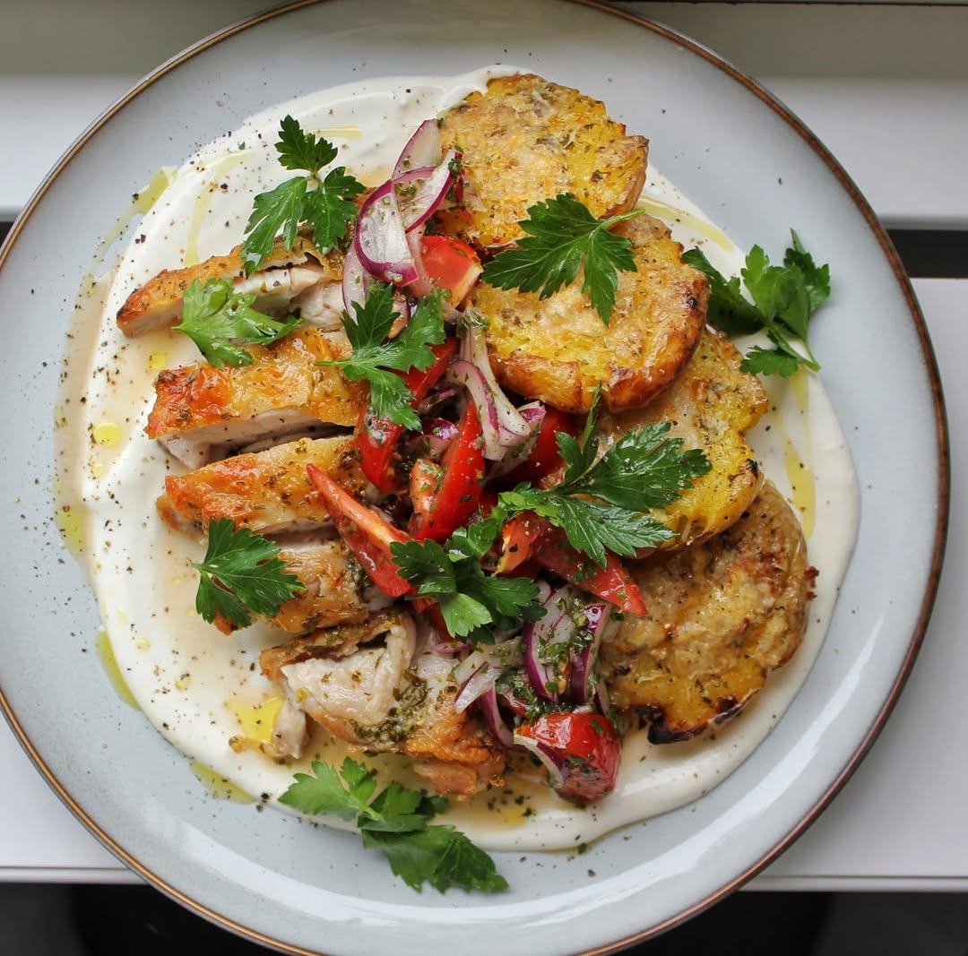 Knaprig kycklingsteak med burratakräm, smashed potatis och marinerade tomater