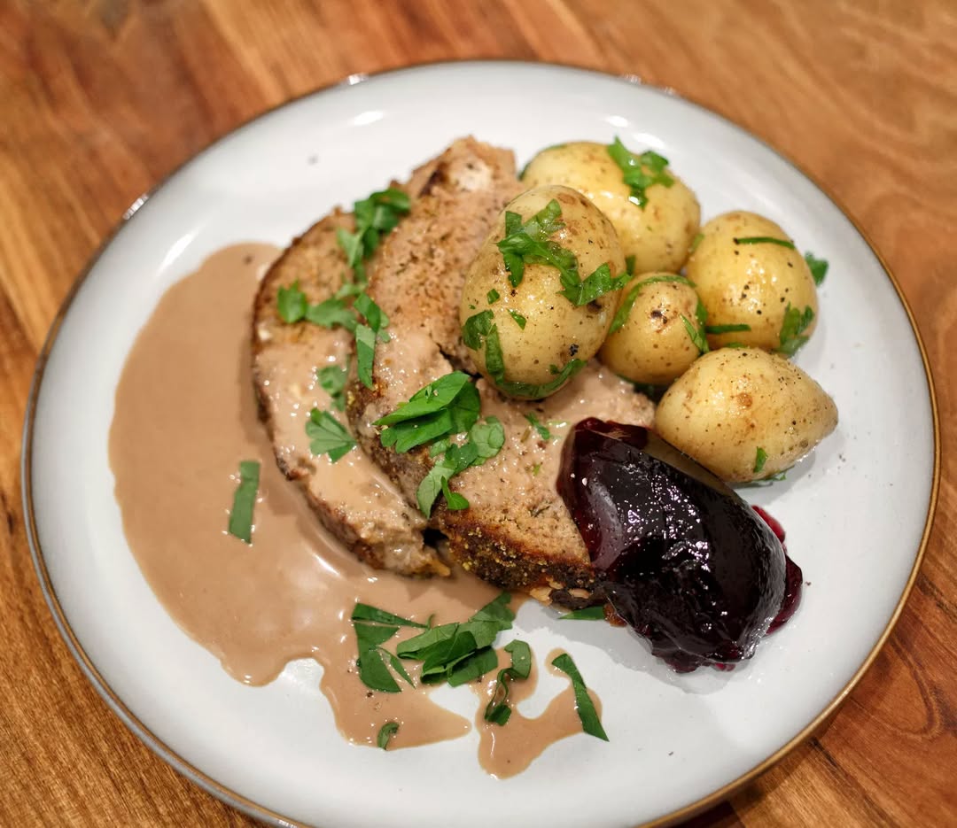 Köttfärslimpa med gräddsås, kokt potatis och svartvinbärsgelé Köttfärslimpa med gräddsås, kokt potatis och svartvinbärsgelé