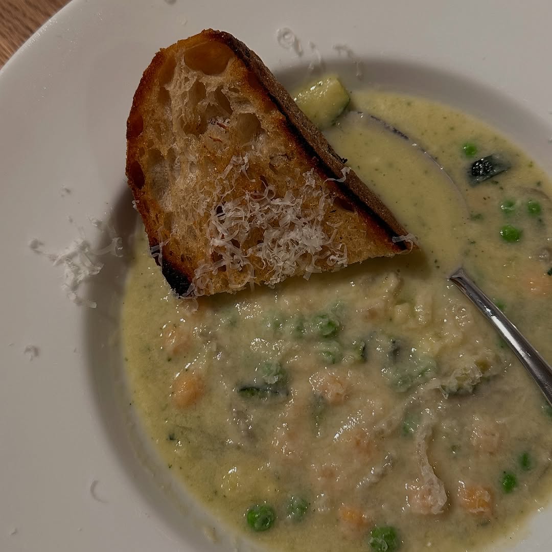 Krämig grönsakssoppa med kikärtor och parmesan