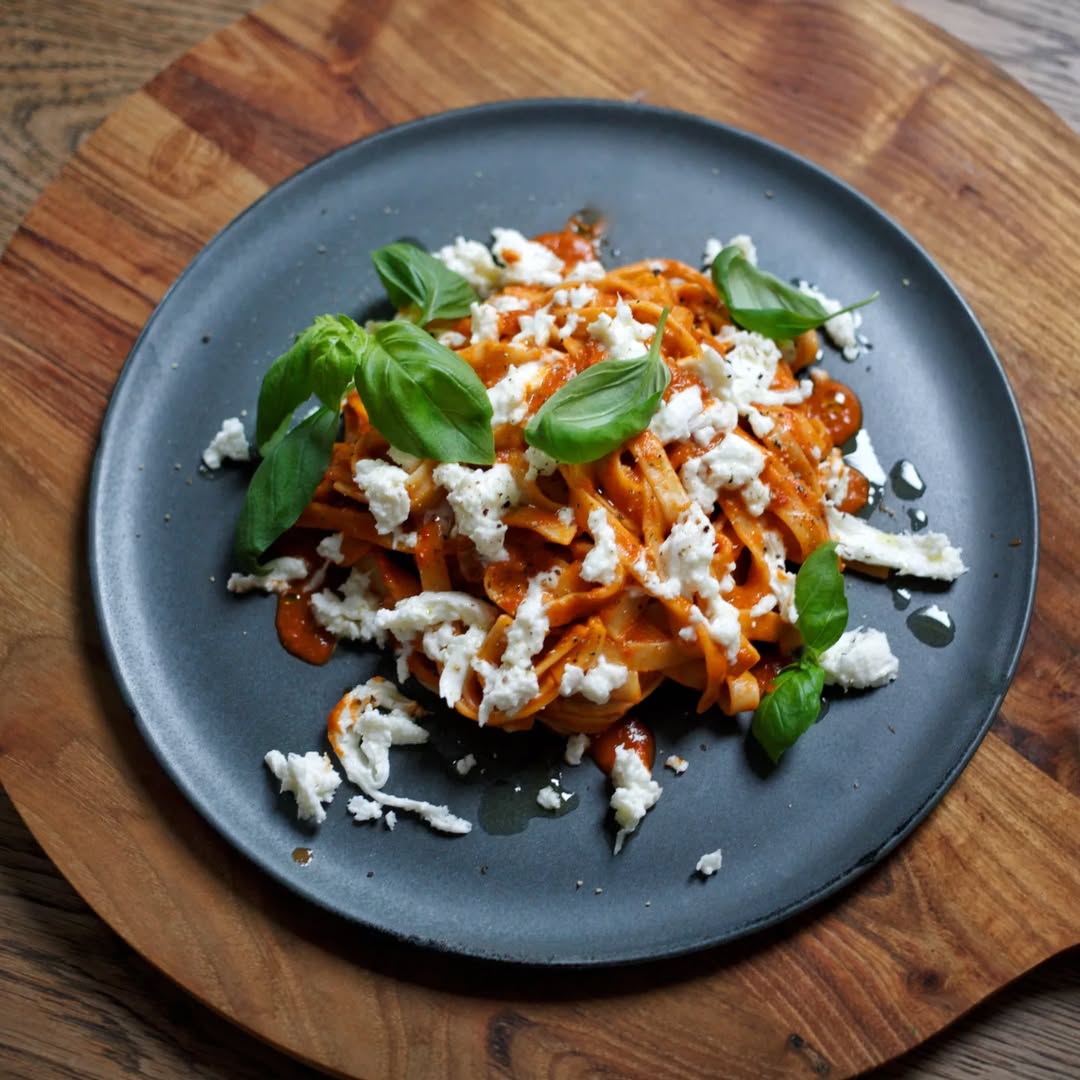Krämig pasta marinara med mozzarella och basilika