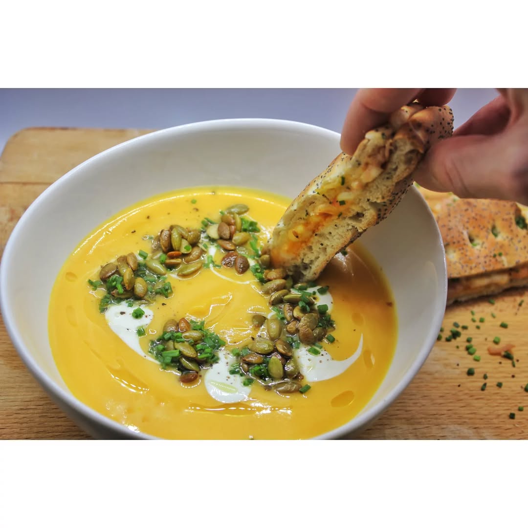 Krämig pumpasoppa med ost- och skinkmacka