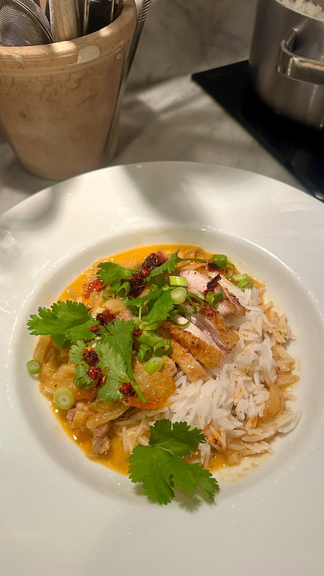 Krispiga kycklinglårfiléer i krämig röd currysås