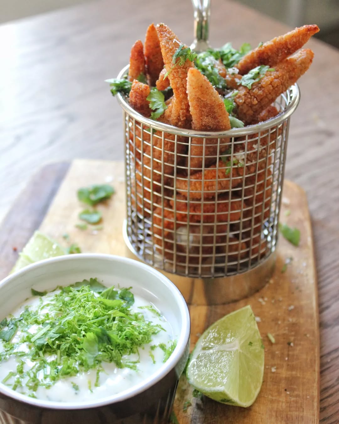 Krispiga minimajs-fritters med koriander och limemajonnäs