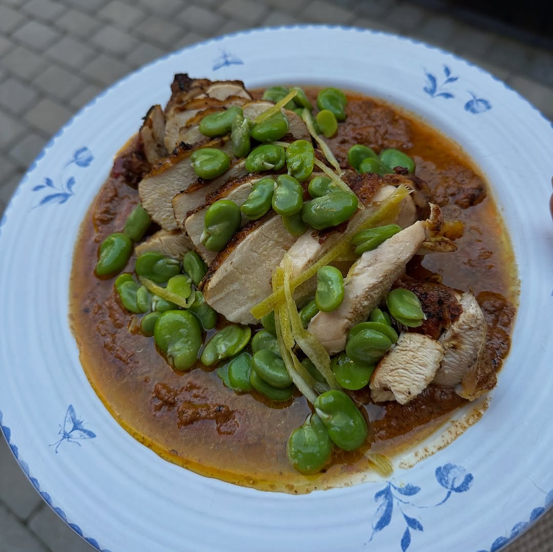Kycklingbröst med tahinisås, rostade tomater och bondbönor