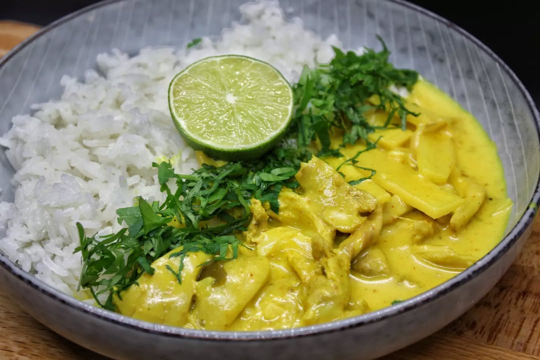 Kycklingcurry med kycklinglår och bambuskott