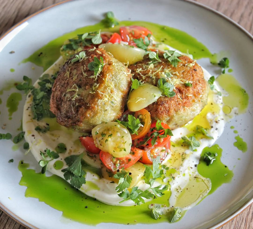 Kycklingfärsbiff med fetaostkräm, marinerade tomater och citrontimjanolja