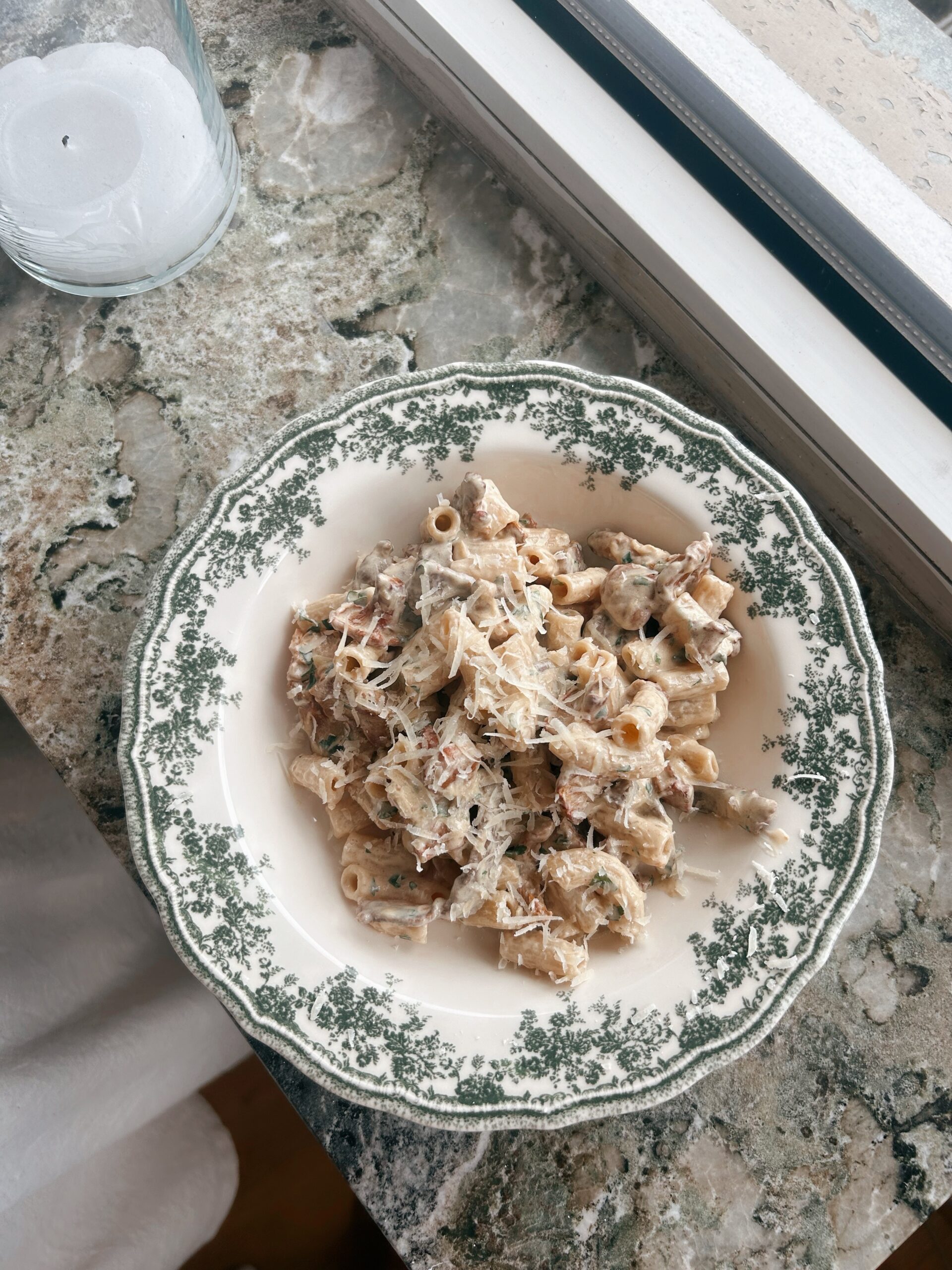 Färsk pasta med kantareller, grädde och friterad kyckling