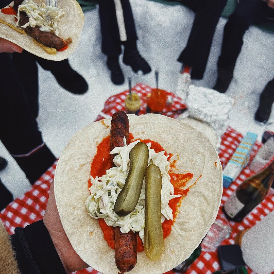 Merguezkorv i tacobröd med coleslaw och ajvar