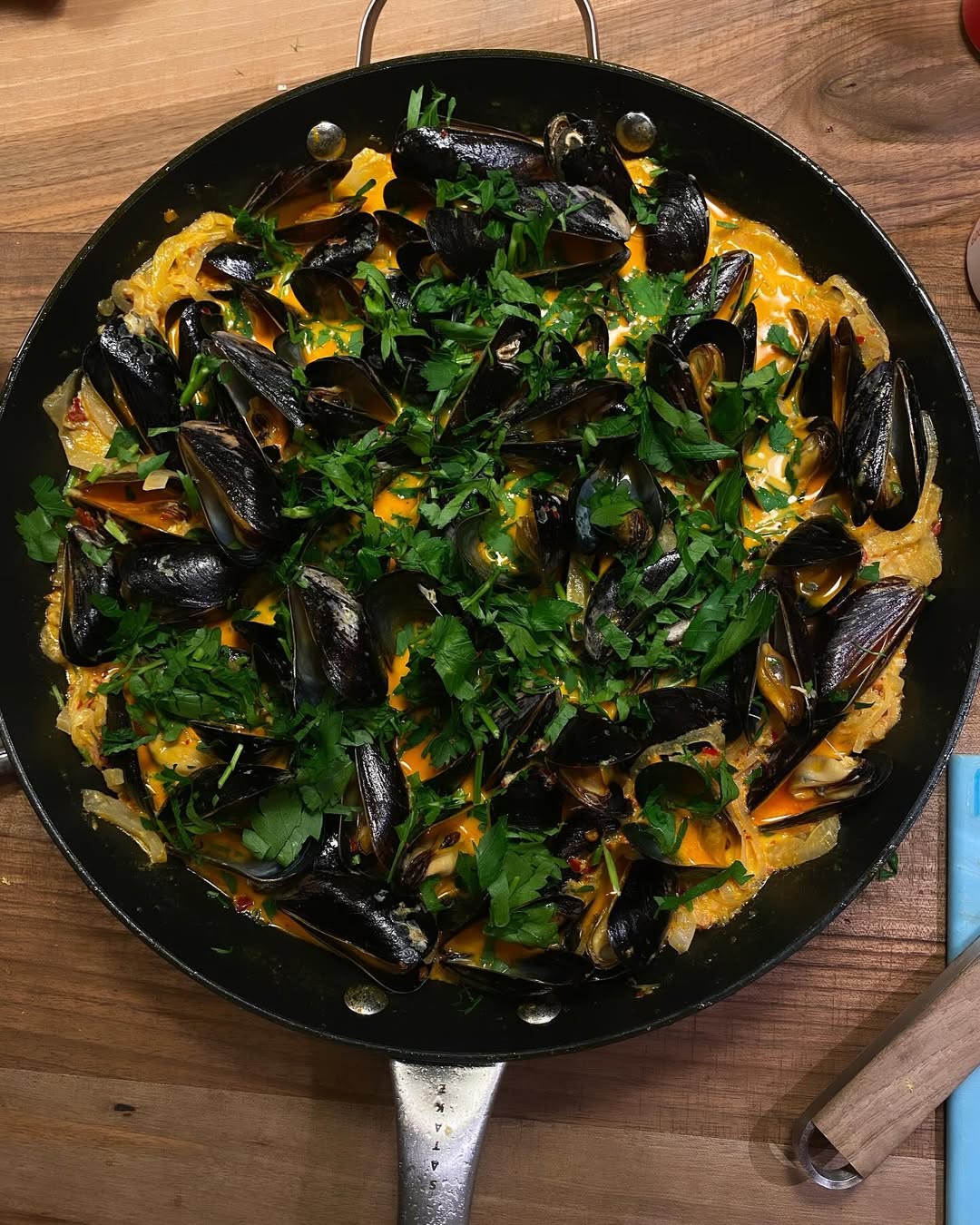 Moules med vitt vin, nduja och baguette