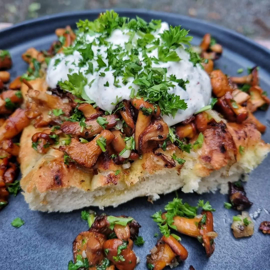 Nybakad foccacia med smörstekta kantareller Nybakad foccacia med smörstekta kantareller