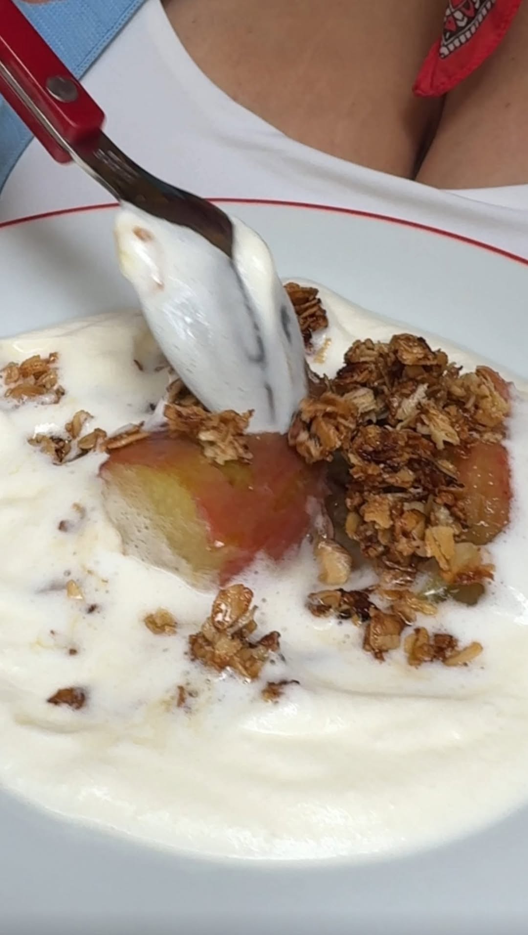 Öppen rabarberpaj med krispig havresmul och vispad grädde