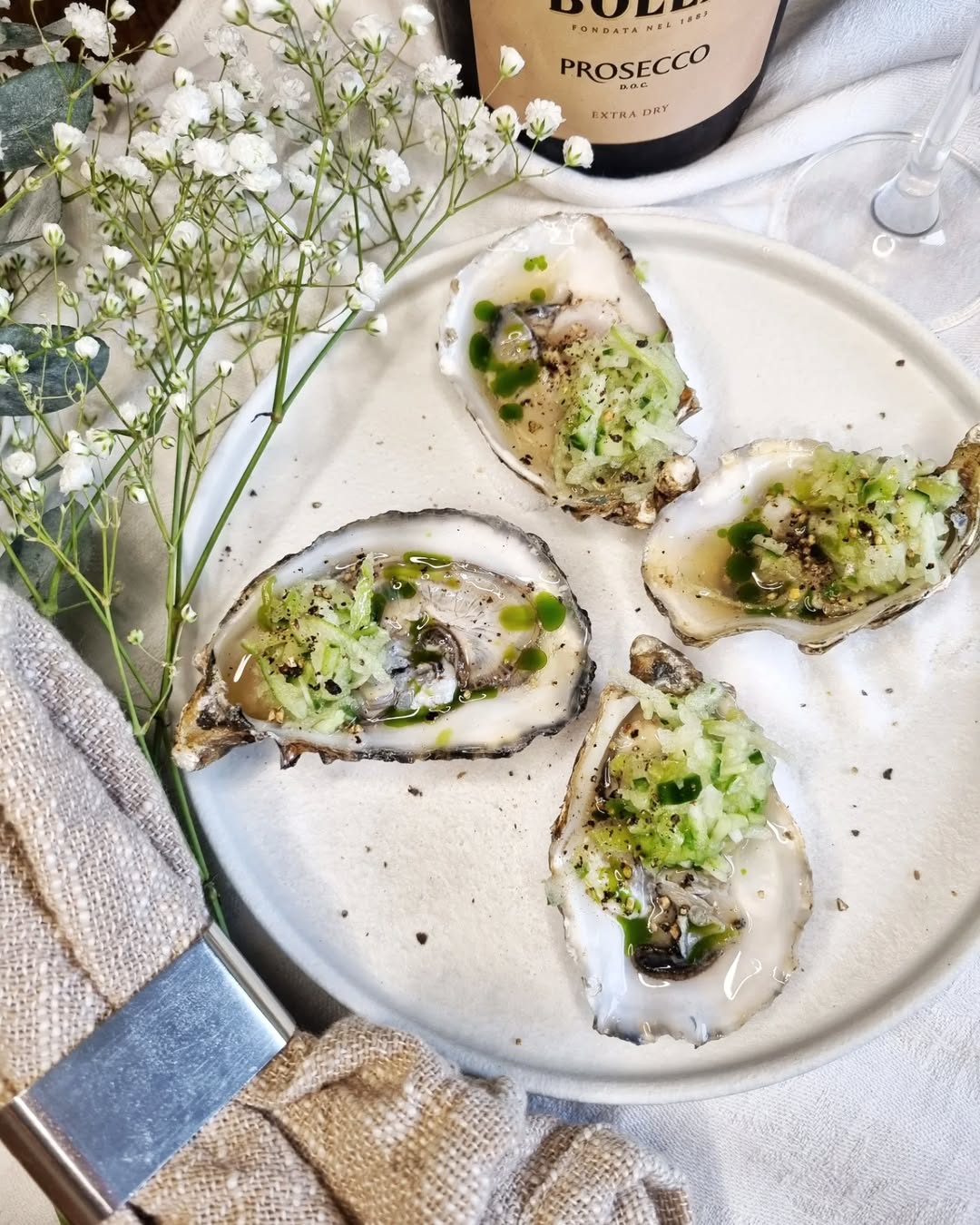 Ostron med gurka, scharlottenlök och äpple