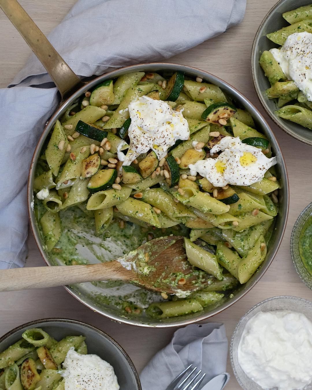 Pasta al pesto med grillad zucchini och burrata Pasta al pesto med grillad zucchini och burrata