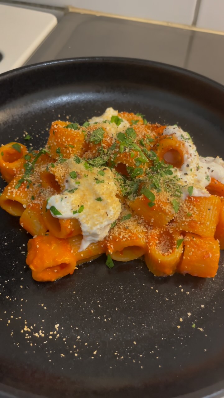 Pasta med en krämig sås gjord på sardeller och tomat Pasta med en krämig sås gjord på sardeller och tomat