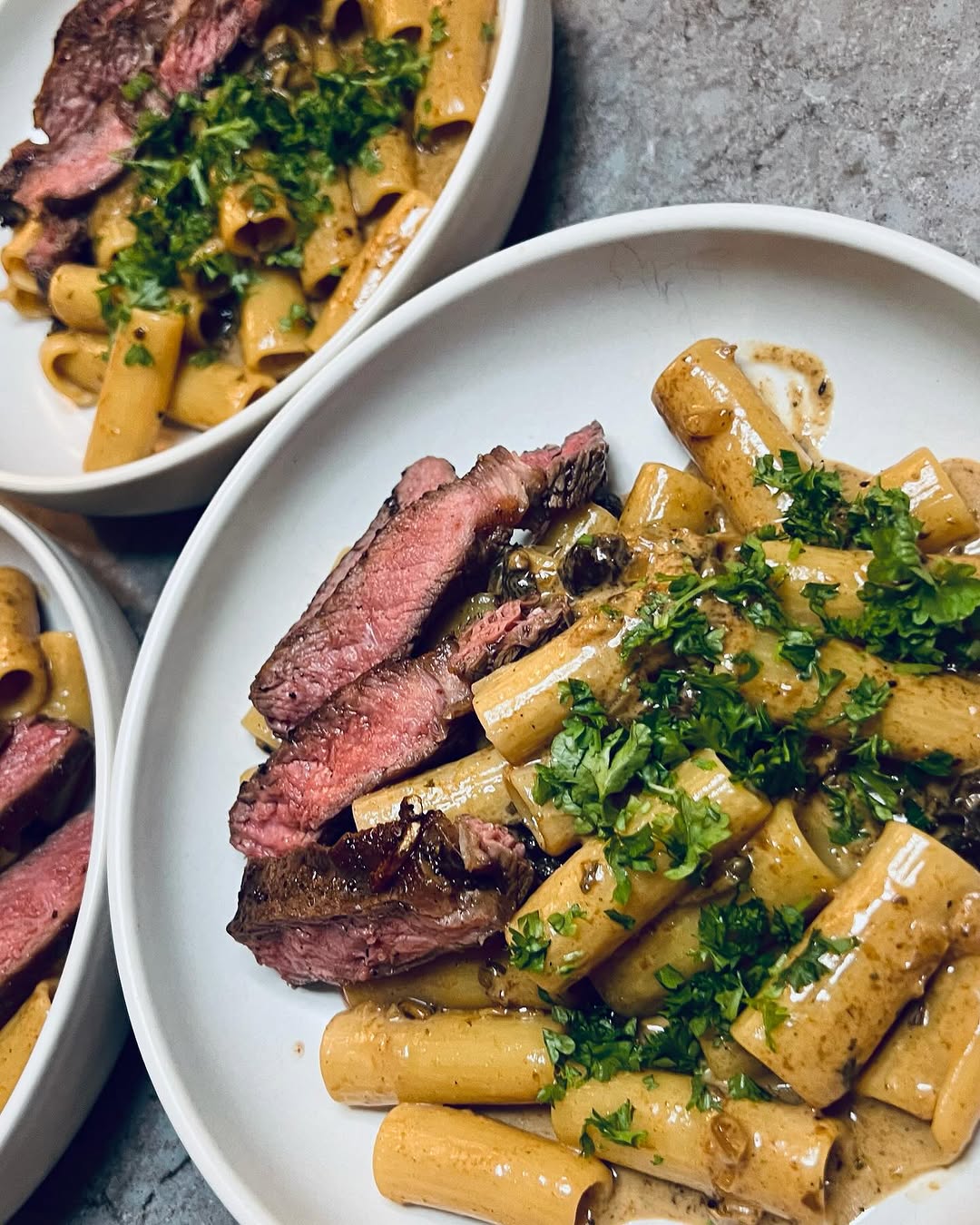 Pasta med trattkantarellsås och entrecote
