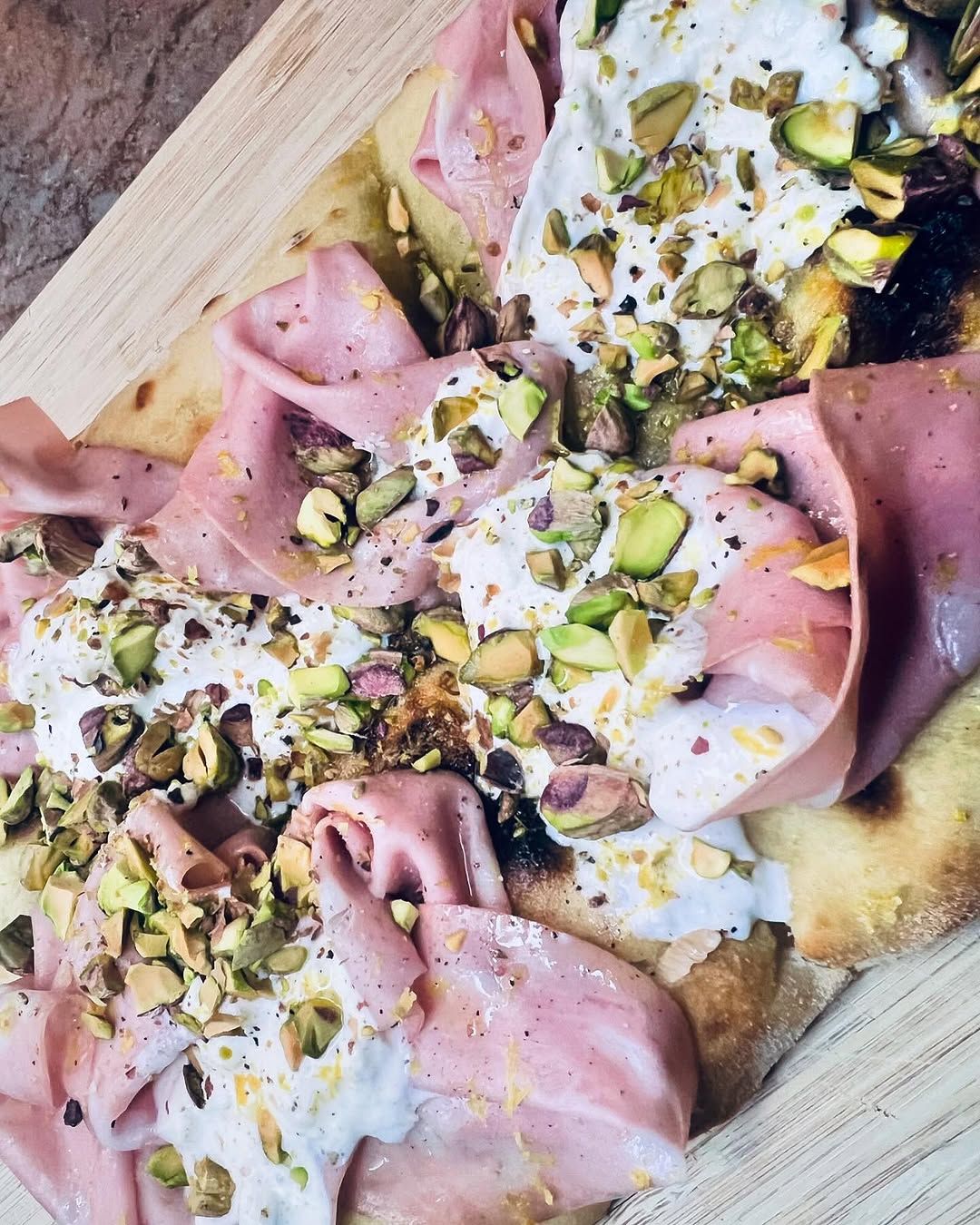 Pinsa med mortadella, burrata och pistagenötter