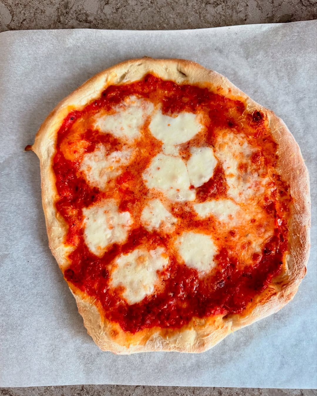 Pizza med hemmagjord pizzadeg