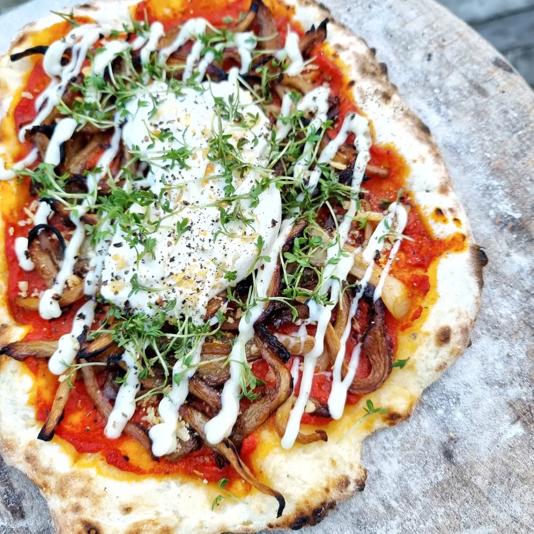 Pizza med ostronskivling, miniburrata och aioli Pizza med ostronskivling, miniburrata och aioli