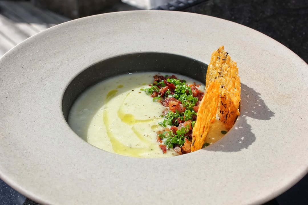 Potatis- och purjolökssoppa med knaprigt sidfläsk och parmesanchips