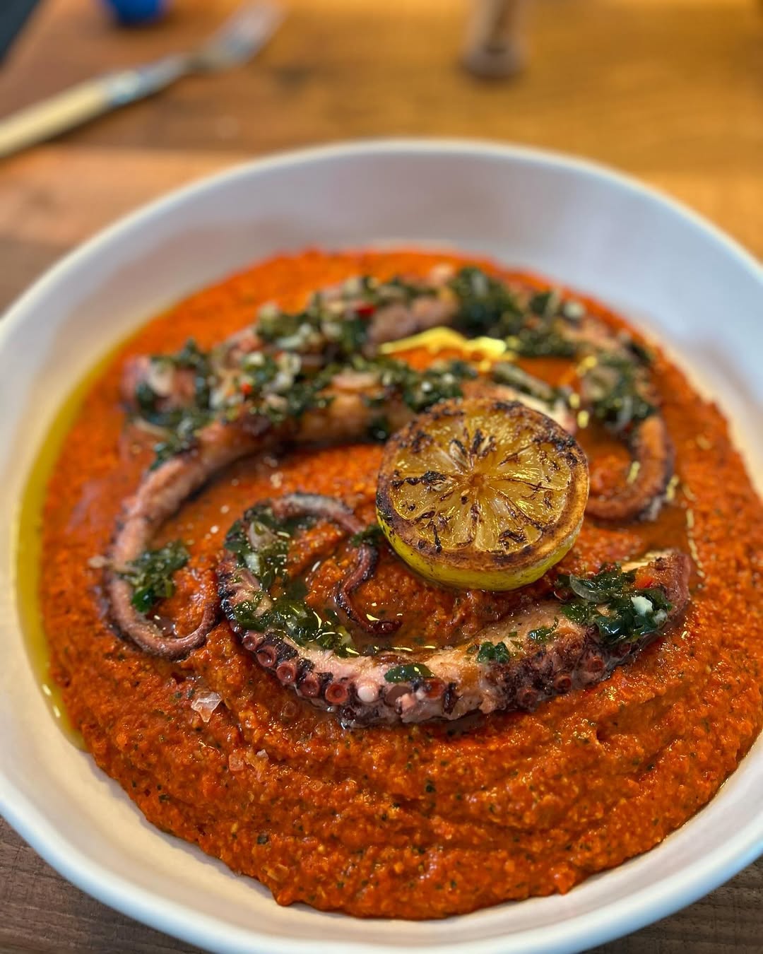 Pulpo med ugnsrostad potatis och inlagd paprikasås