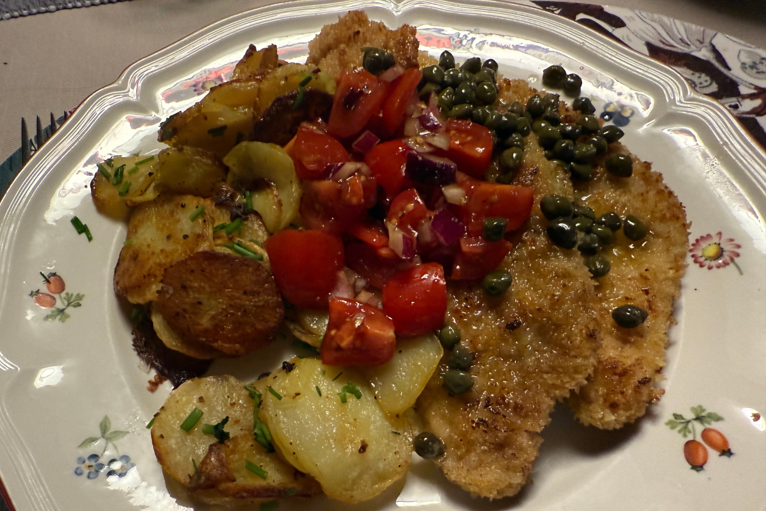 Schnitzel med vitlökspotatis och brynt kaprissmör Schnitzel med vitlökspotatis och brynt kaprissmör