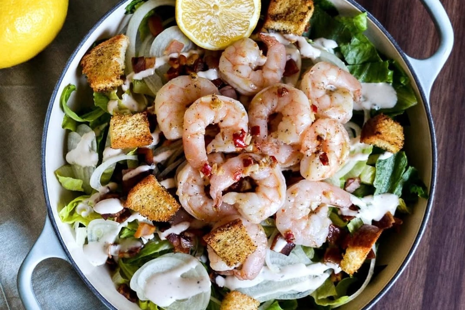 Caesarsallad med marinerade tigerräkor och pancetta