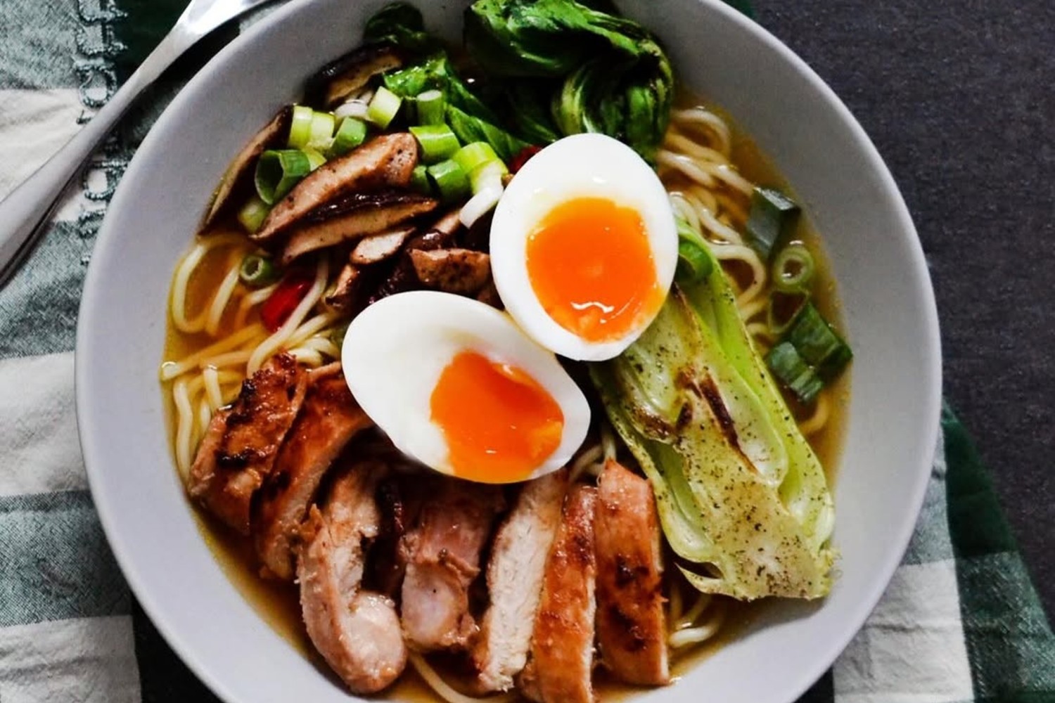 Ramen med marinerade kycklinglår, pakchoi och shiitake Ramen med marinerade kycklinglår, pakchoi och shiitake