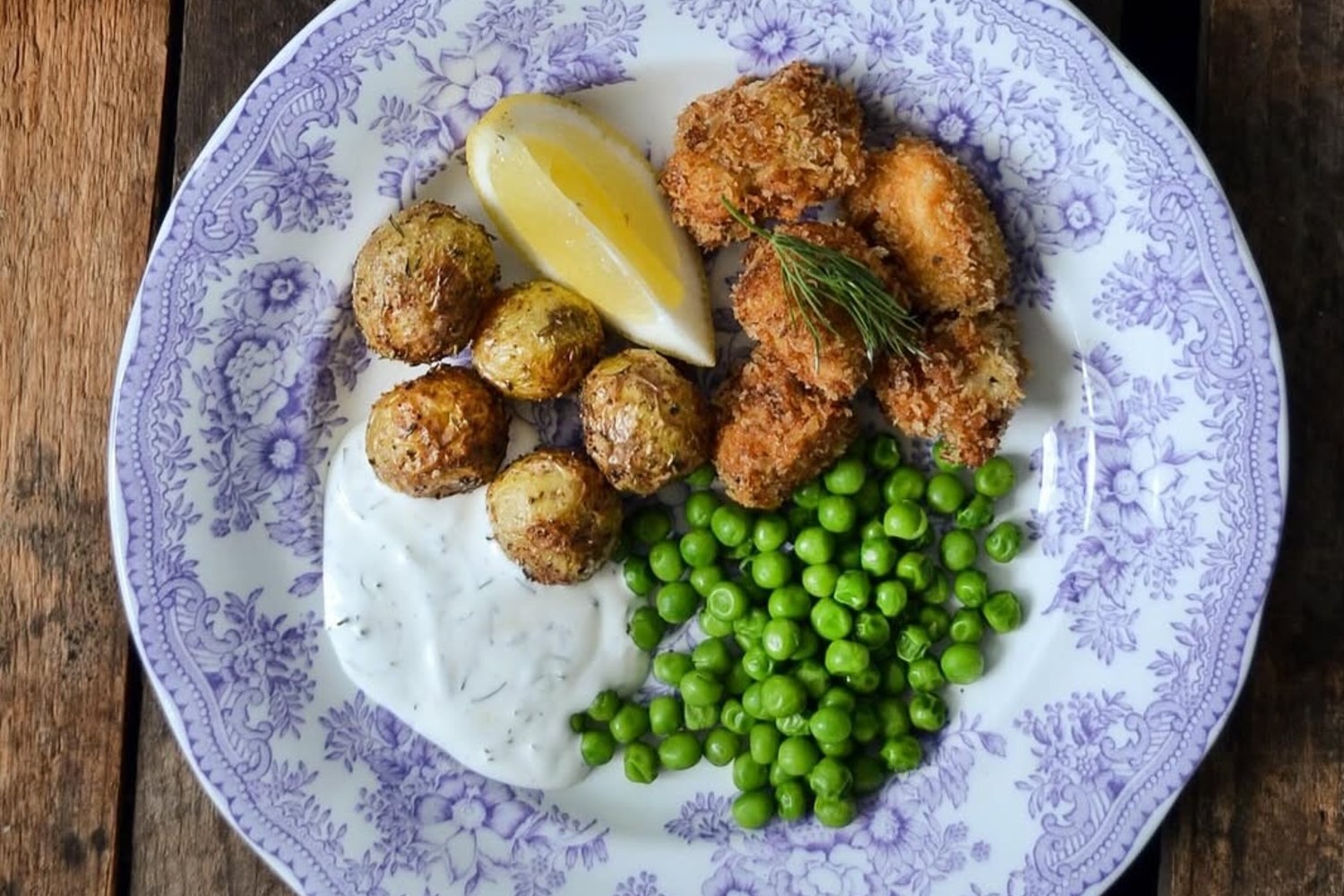 Pankopanerade sej bites med krispig rostad potatis och kall dillsås Pankopanerade sej bites med krispig rostad potatis och kall dillsås
