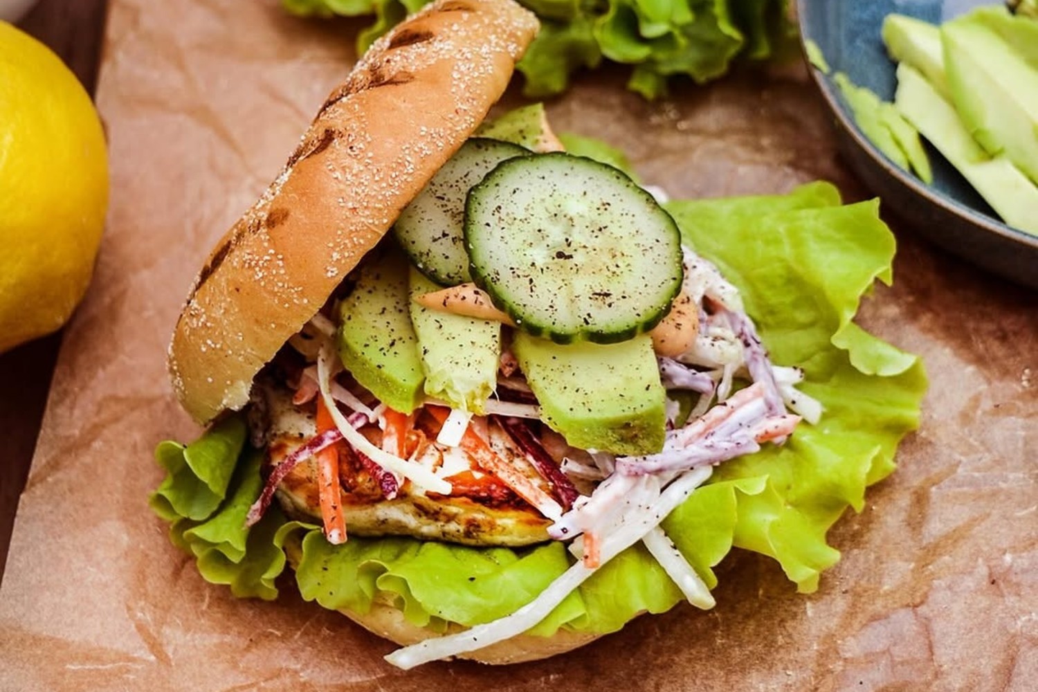 Halloumiburgare med coleslaw och avokado