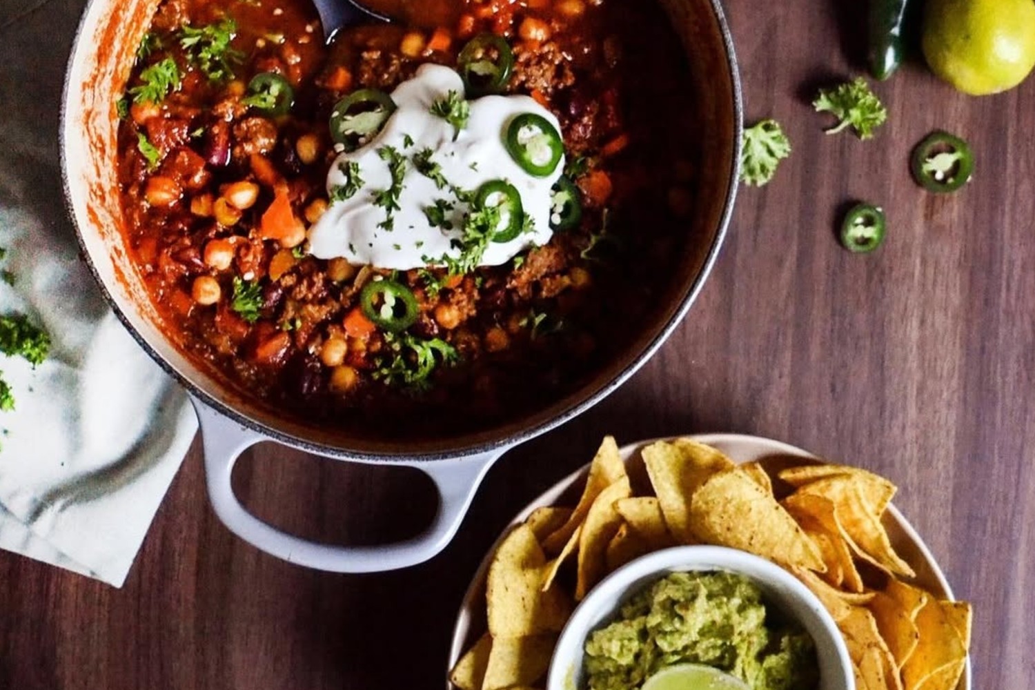 Chili con carne med nachos och guacamole