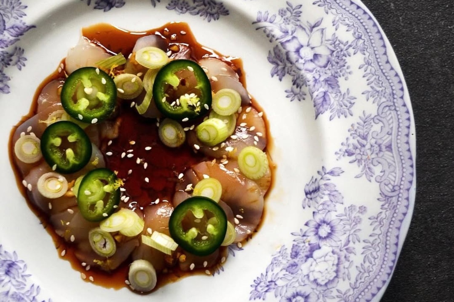 Kammusslor med syrlig sojadressing och jalapenos