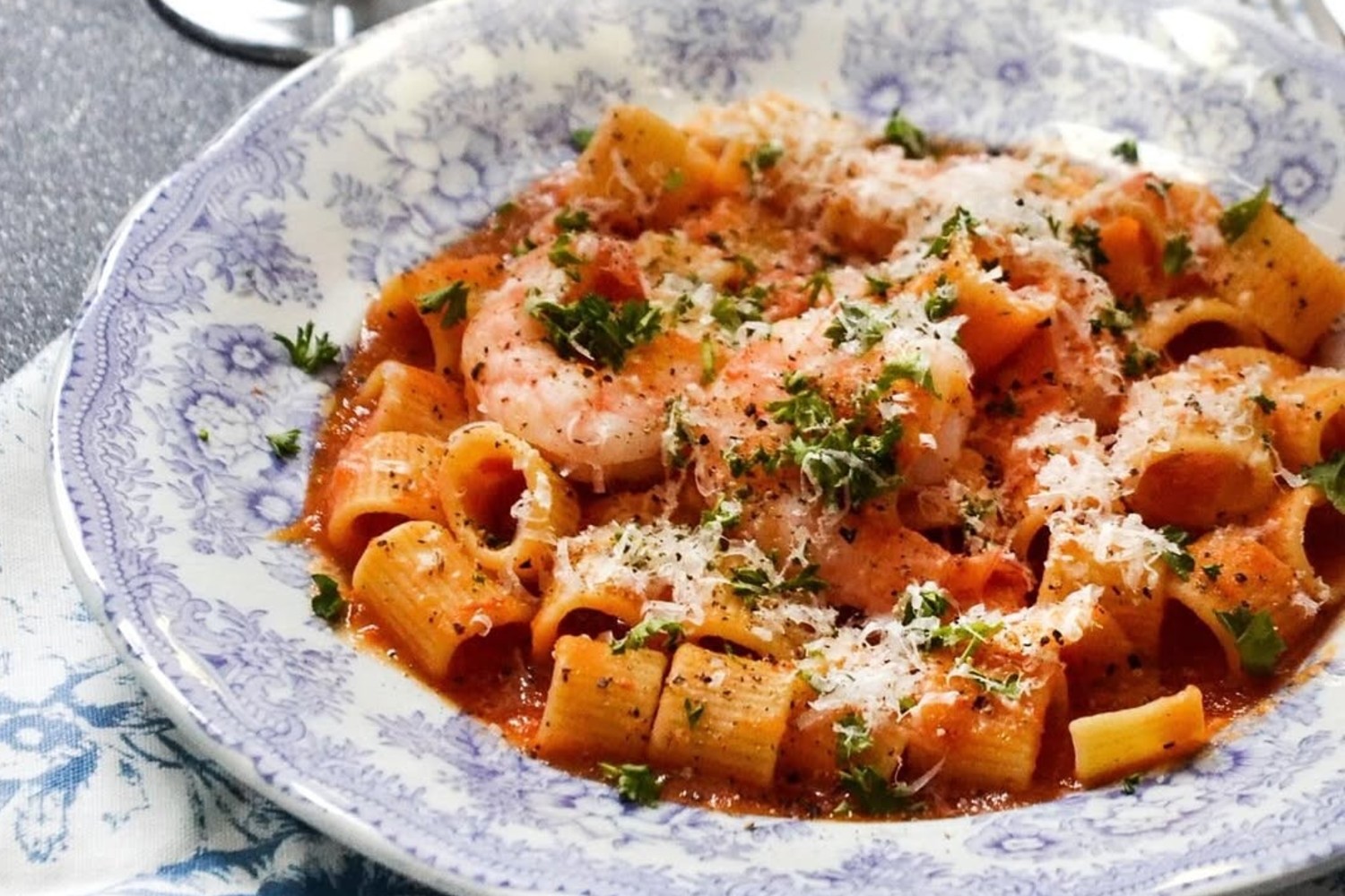 En tomatbaserad pasta med tigerräkor En tomatbaserad pasta med tigerräkor