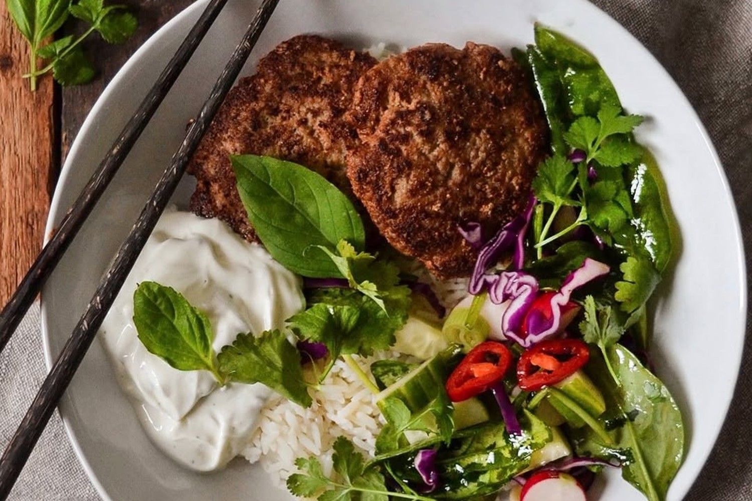 Smakrika färsbiffar med en fräsch yoghurtsås Smakrika färsbiffar med en fräsch yoghurtsås