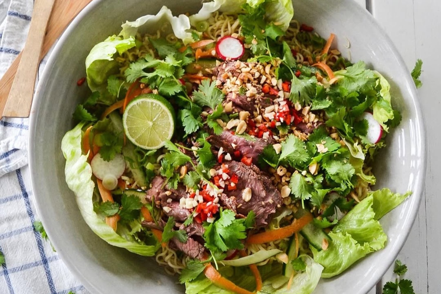 Biffnudelsallad med nuoc chamdressing