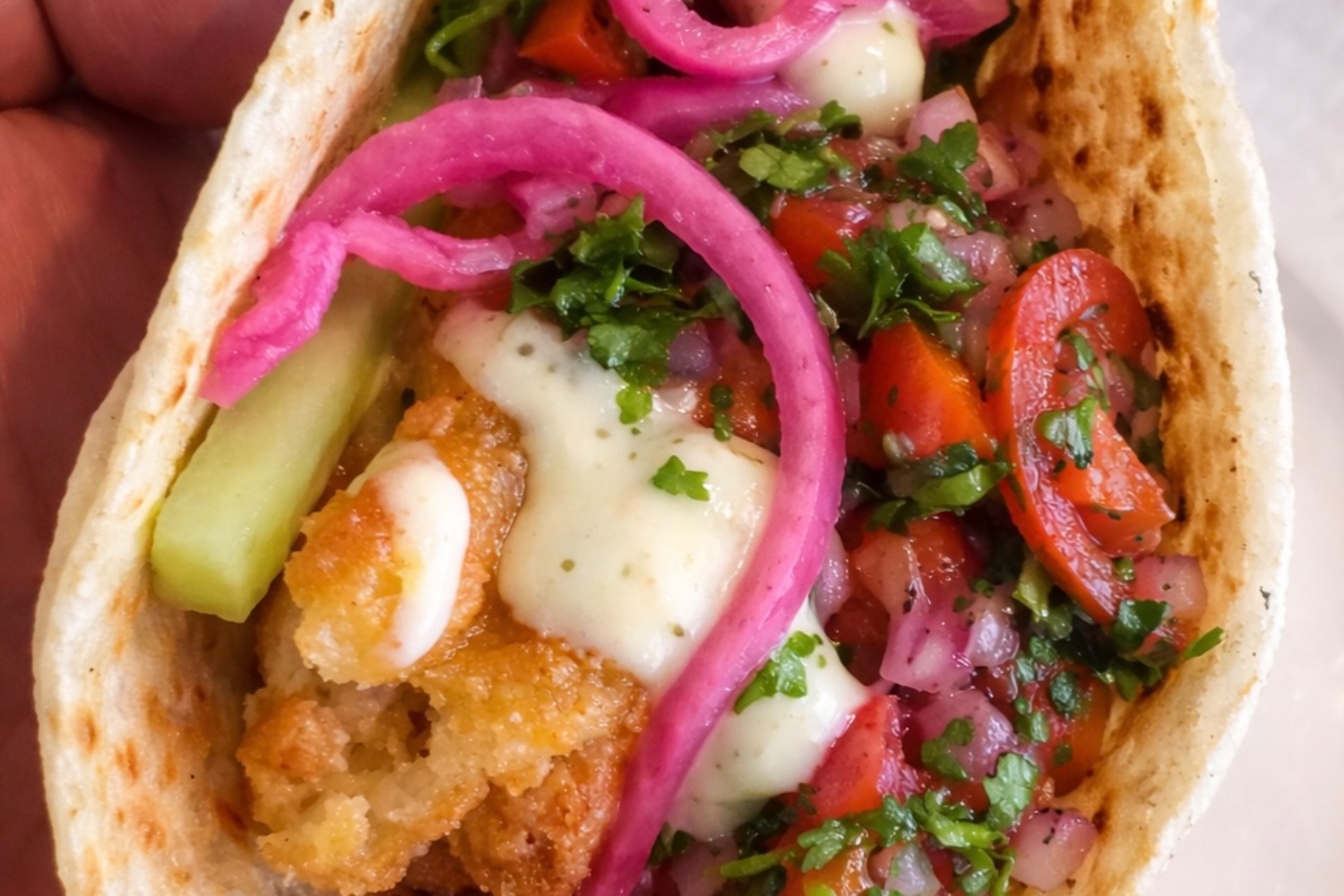 Johans Fisktacos med pico de gallo, limemajonnäs och picklad rödlök