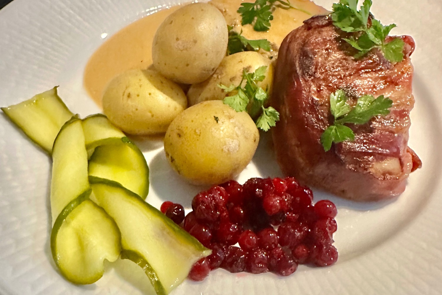 Johans inlindad köttfärslimpa med gräddsås, rårörda lingon, inlagda gurka och potatis Johans inlindad köttfärslimpa med gräddsås, rårörda lingon, inlagda gurka och potatis