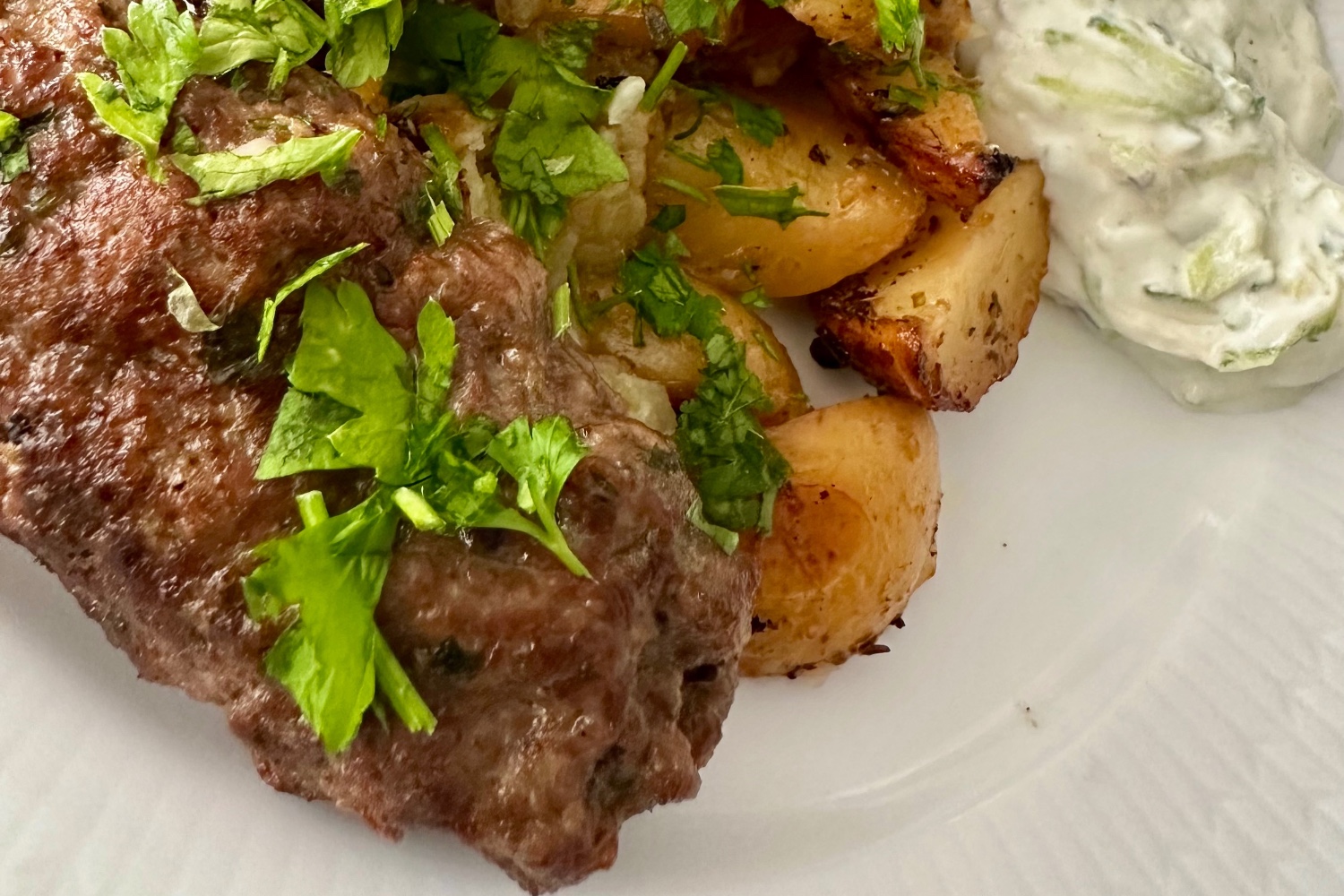 Johans Bifteki med citronpotatis och Tzatziki