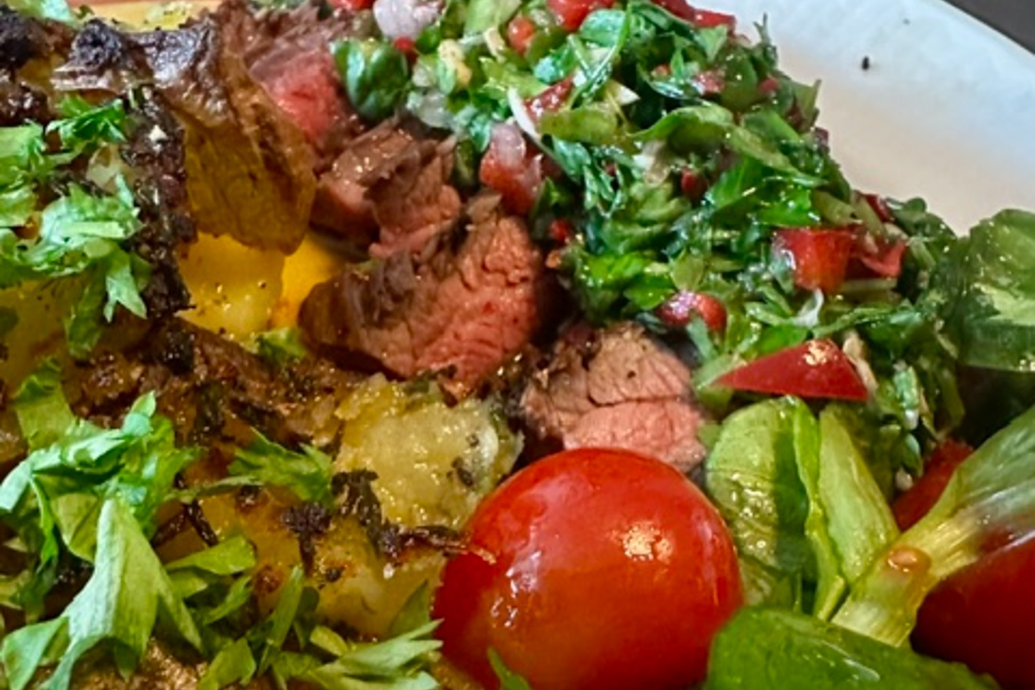 Johans Flankstek med het chimichurri och smashad potatis