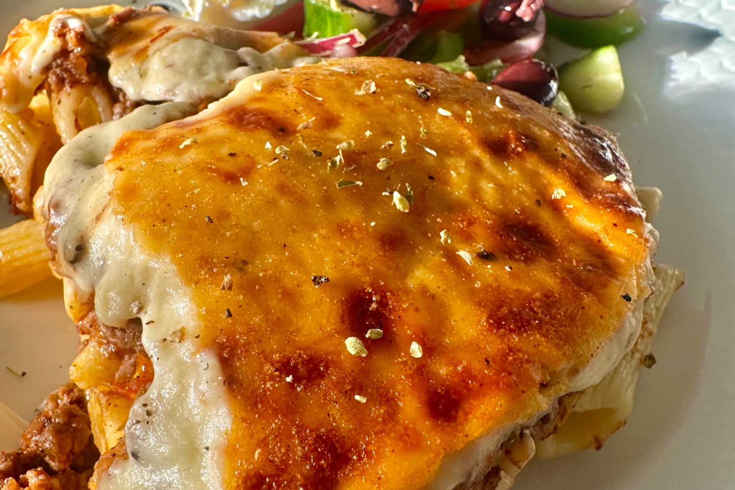 Johans Grekiska Pastitsio med Horiatiki