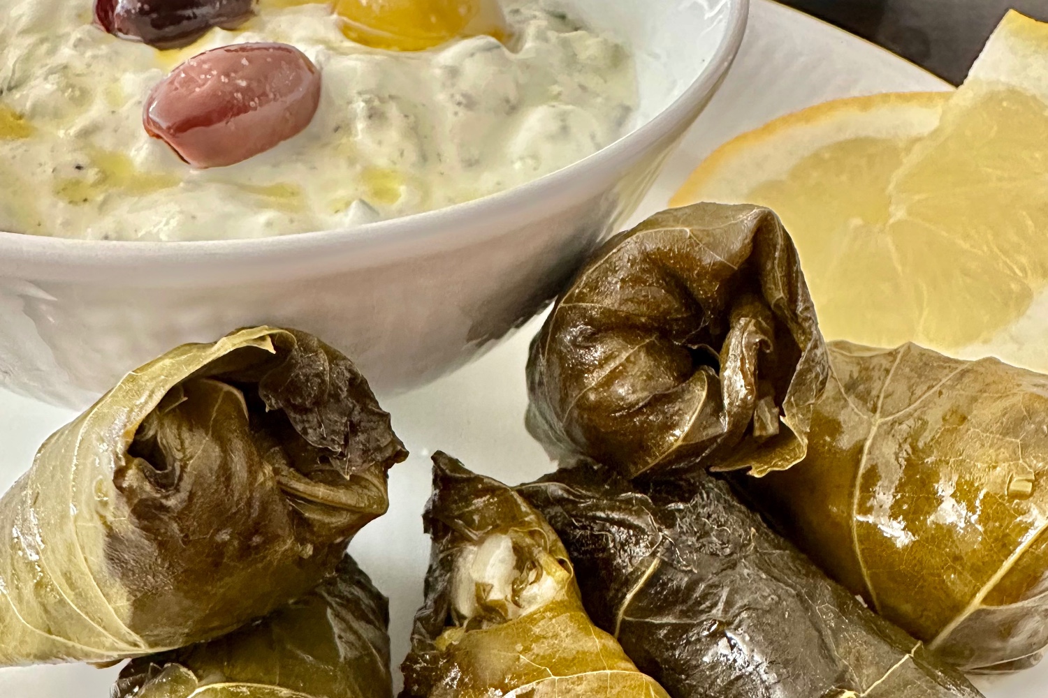 Johans Grekiska Vinbladsdolmar fyllda med Ris och Örter serveras med en Tzatziki