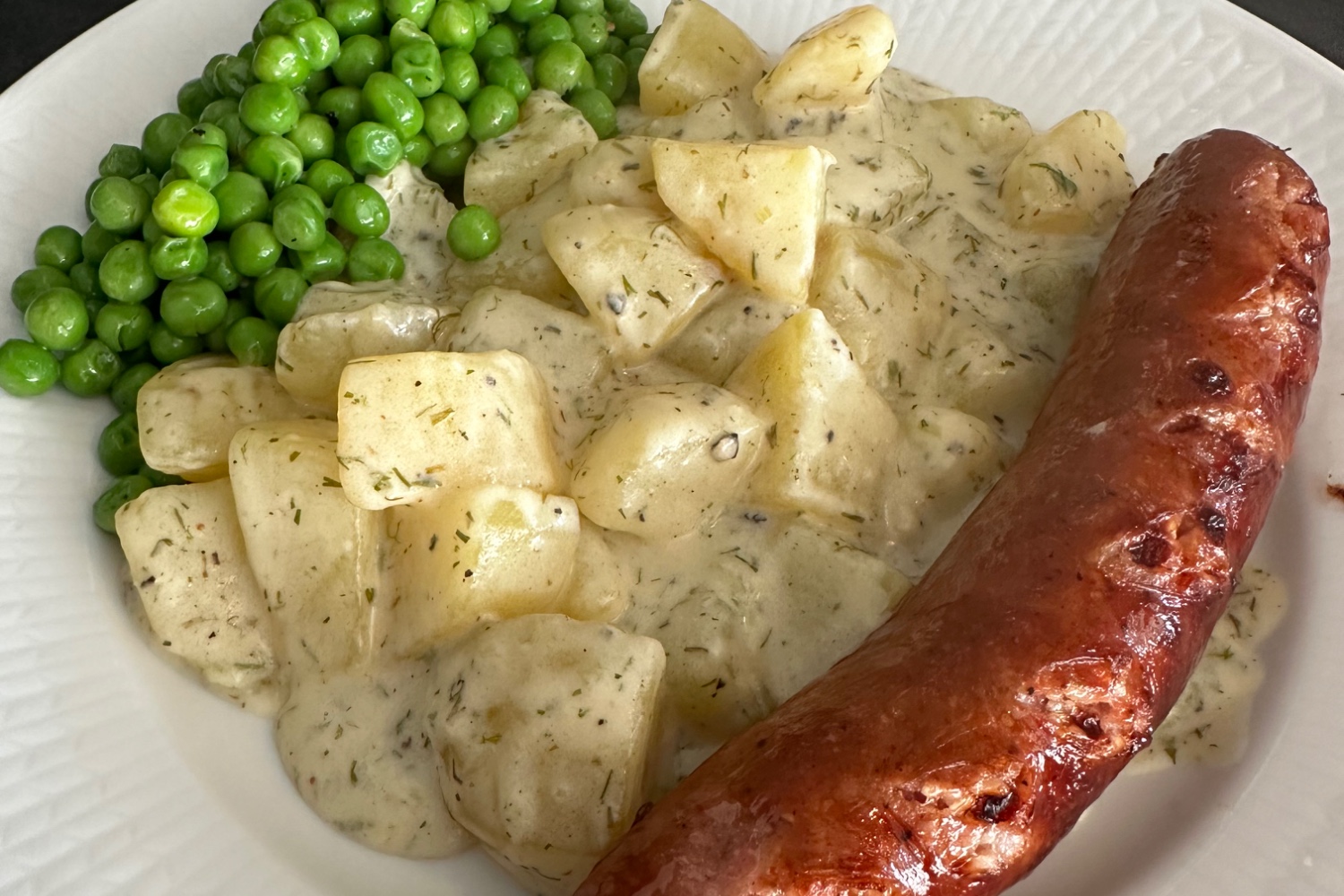 Johans Isterband med krämig dillstuvad potatis och smörslungade ärtor