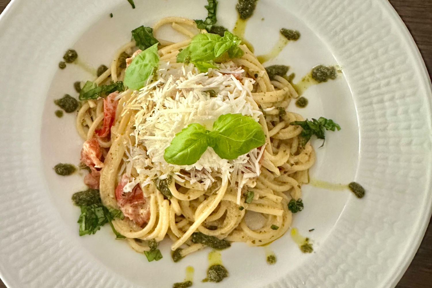 Johans Krämiga pestospagetti med tomat, färsk basilika och pecorino Johans Krämiga pestospagetti med tomat, färsk basilika och pecorino