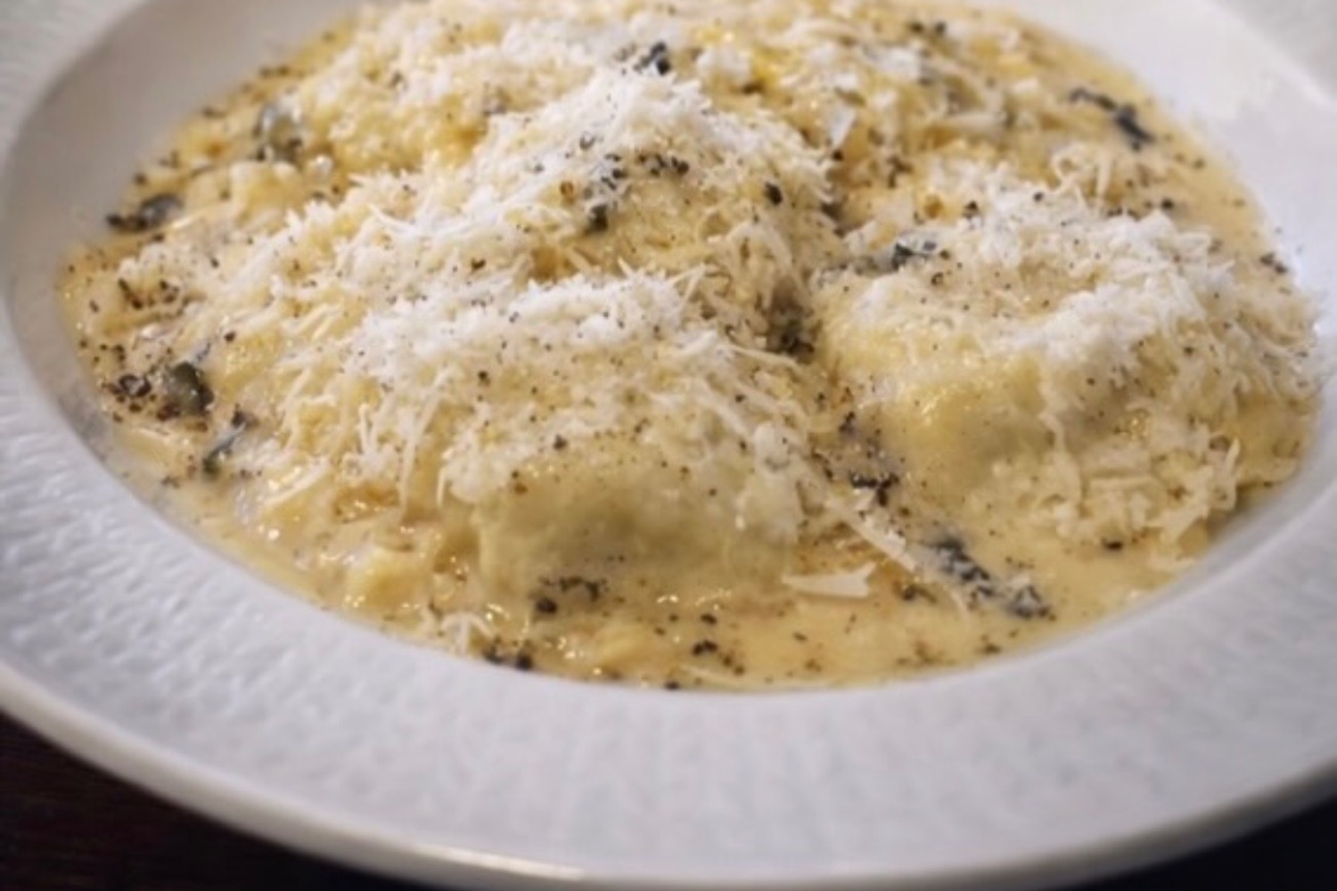 Johans Ricottafylld ravioli i krämig salvia med citronsås