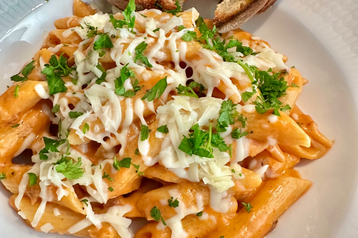 Johans Rosa Mozzarella Pasta med Vitlöksbröd