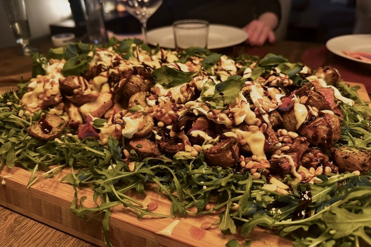 Johans Rustik grillad ryggbiff och kyckling planka serverad på en rucolabädd
