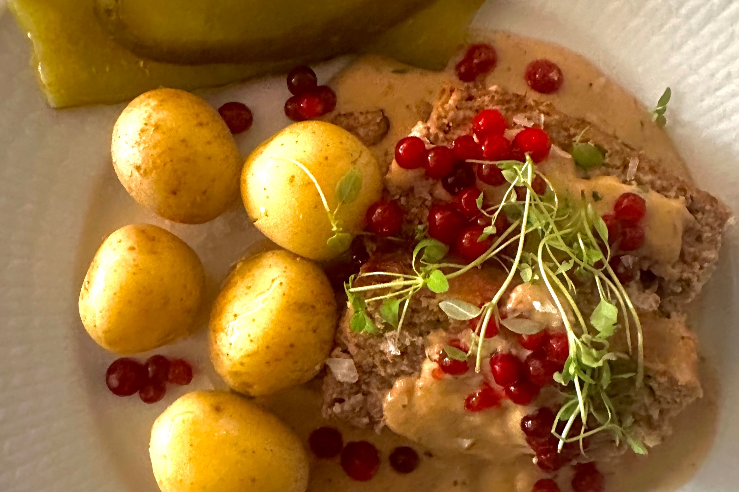 Köttfärslimpa med kokt potatis, gräddsås & lingon