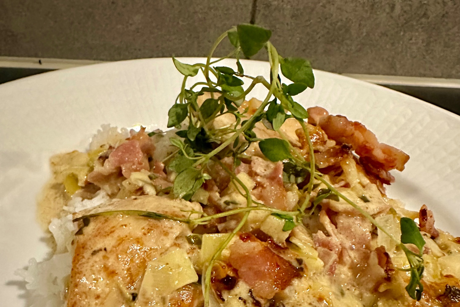 Krämig kycklinggratäng med bacon, äpple & dijon