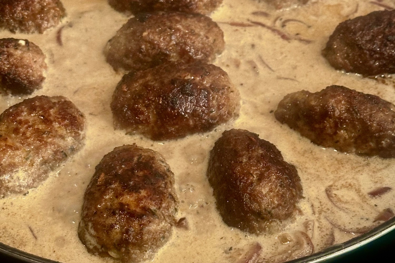Kryddiga järpar med råstekt potatis & gräddig rödlökssås